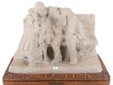 sculpture représentant un groupe de personnes assises sur un banc, sur fond blanc