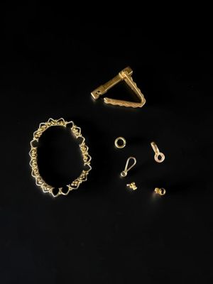 un ensemble de bijoux en or sur fond noir