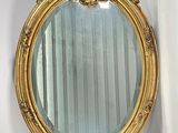 un miroir accroché au mur, avec un rideau derrière