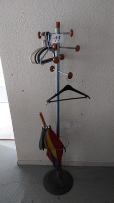 une photo d'un porte-manteau sur lequel sont posés des parapluies