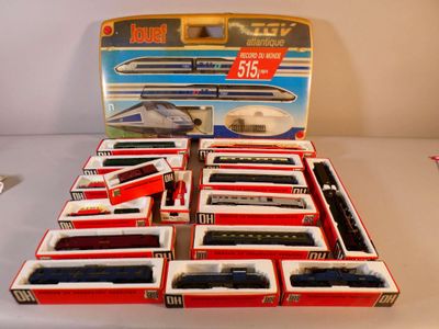 beaucoup de circuits de train dans la boîte posée sur la table