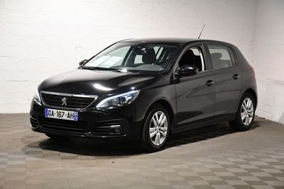 la petite voiture noire est garée dans une grande pièce