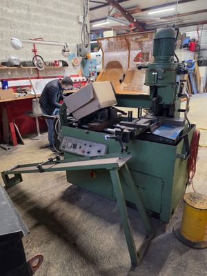 un homme travaillant sur une machine dans un atelier