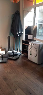 une pièce équipée d'un lave-linge et d'un sèche-linge au rez-de-chaussée