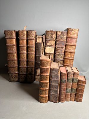 plusieurs vieux livres empilés sur une table