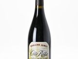 la bouteille de vin est posée sur une surface blanche