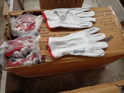 une boîte de gants contenant une paire de gants