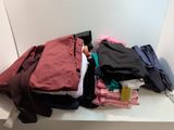 beaucoup de vêtements qui restent sur une étagère
