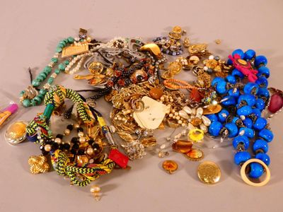 une pile de bijoux assortis sur une table