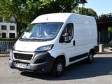 une camionnette blanche garée dans un parking