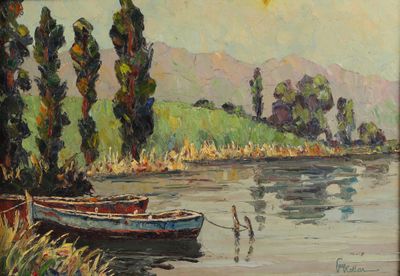 un tableau représentant un bateau sur l'eau, avec des arbres en arrière-plan