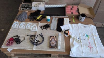 une table sur laquelle se trouvent de nombreux objets