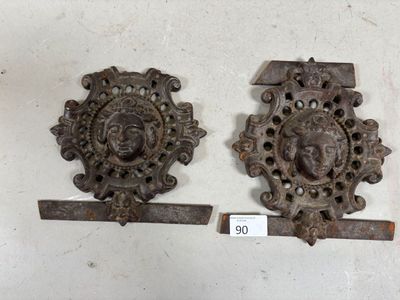 paire de heurtoirs de porte anciens en fonte, ornés de têtes de lion