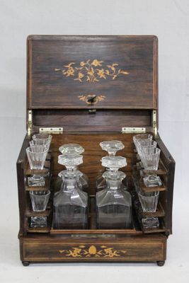 une boîte en bois contenant un service de verres