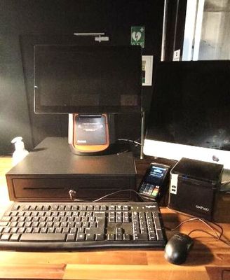 un bureau d'ordinateur sur lequel se trouvent un écran, un clavier, une souris et un téléphone portable