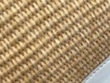 une photo en gros plan d'un sac en paille contenant un couteau