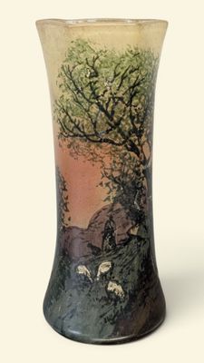 un vase sur lequel figure l'image d'un arbre