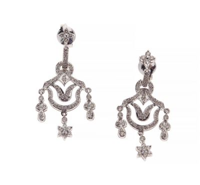 une paire de boucles d'oreilles en diamant sur fond blanc