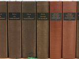 six livres sont alignés en rang sur une étagère