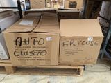 de nombreux cartons empilés sur une palette