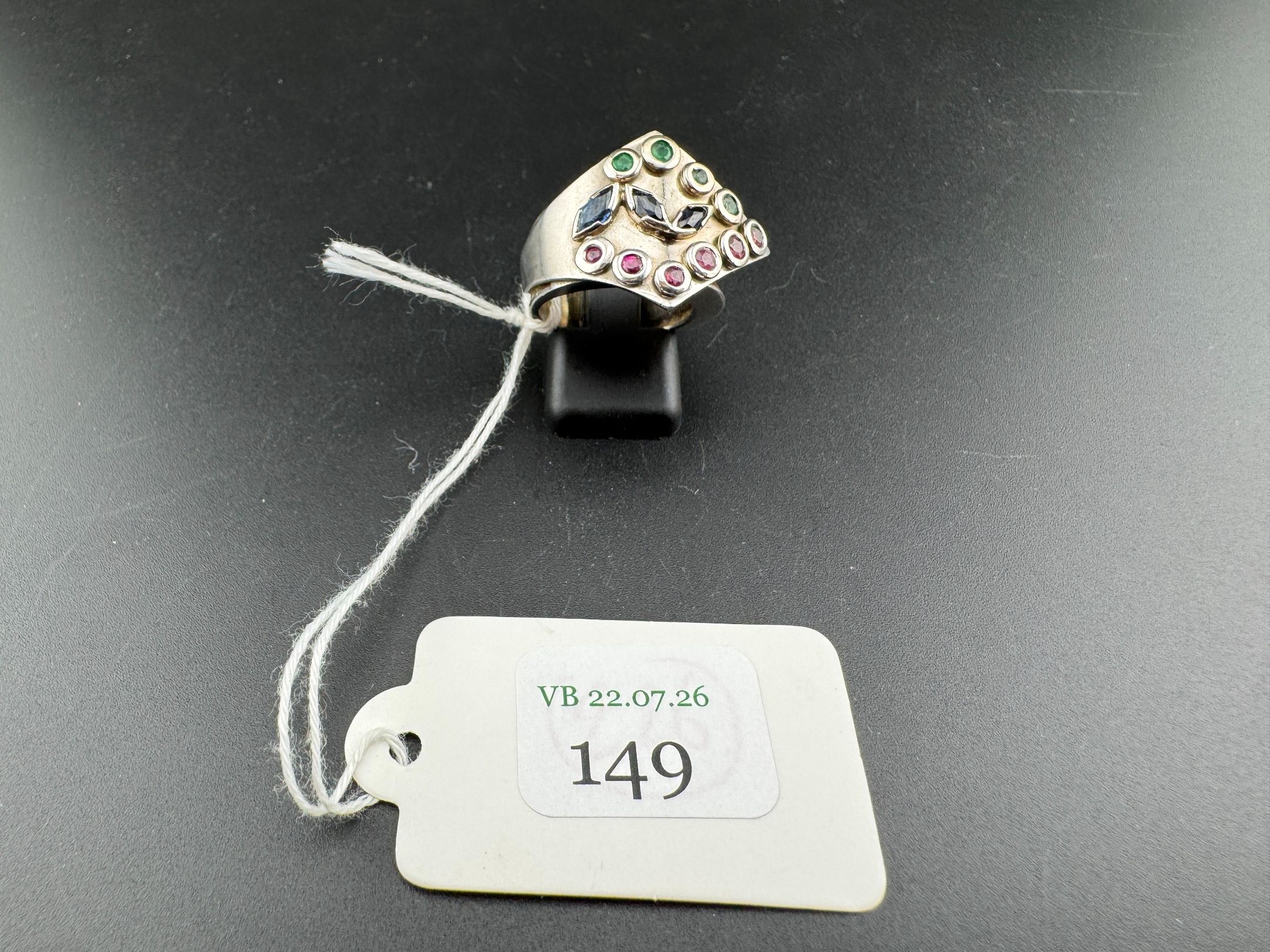 Closset bijoux à St-Etienne, bague de créateur formant une boucle en or jaune rhodié or gris 18 carats agrémenté de r...