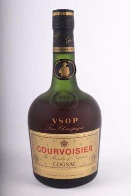 une bouteille de Courvoisier posée sur une surface blanche