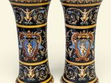 paire de vases noirs et dorés ornés de motifs bleus et dorés