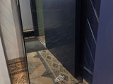 un miroir au milieu d'une salle de bains aux murs bleus