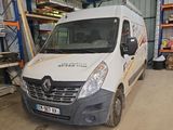 une camionnette garée dans un garage