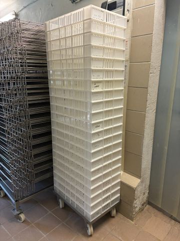 Lot de caisses plastiques (divers taille) avec supports roulette ...