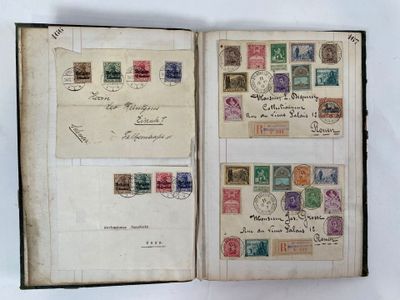un livre ouvert avec des timbres, posé sur une table