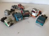 un grand nombre de camions jouets posés sur une table