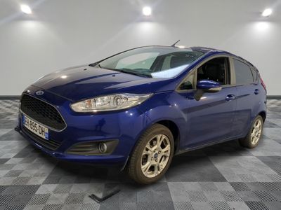 une Ford Fiesta bleue garée sur un sol en carrelage à damier