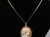 un collier plaqué or avec un camée, un camée, un camée, un camée, un camée, un camée, un camée, un camée, un camée, un camée, un camée, un camée, un camée, un camée