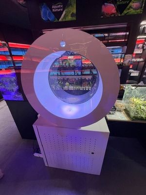 une machine qui se trouve au milieu d'un magasin