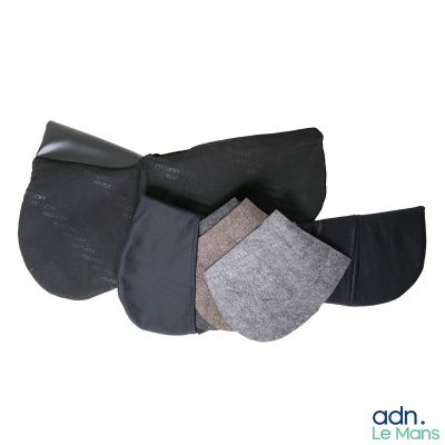 trois paires de chaussettes noires, grises et grises sur fond blanc