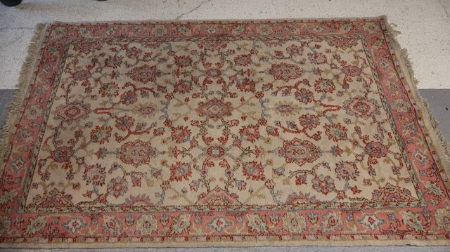 Tapis. A nettoyer. 304 x 202 cm