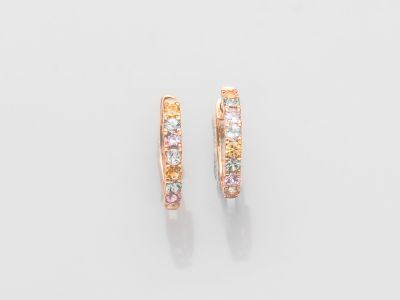 une paire de boucles d'oreilles en or ornées de pierres multicolores