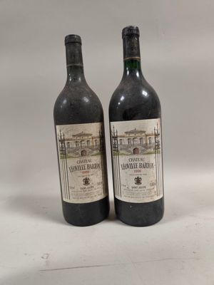 deux bouteilles de vin posées l'une à côté de l'autre sur une table