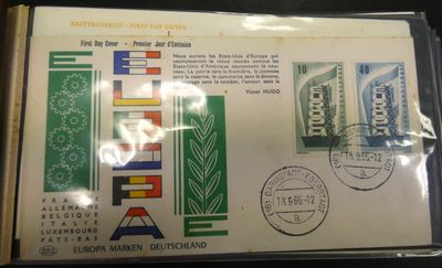 un gros plan d'un morceau de papier avec des timbres dessus