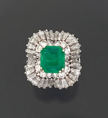 Bague en or gris 18K 750 millièmes ornée d'une émeraude de t…