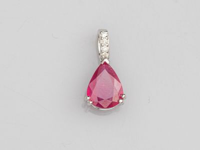 un pendentif en rubis et diamants en forme de poire