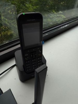 un téléphone portable posé sur une table