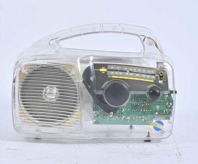 une radio posée sur une table