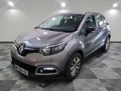 la voiture grise est garée sur un sol en damier dans le garage