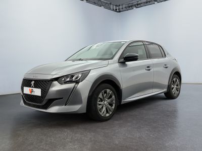 une voiture argentée dans une pièce blanche au sol noir