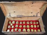une boîte en bois contenant un paquet de pièces d'or