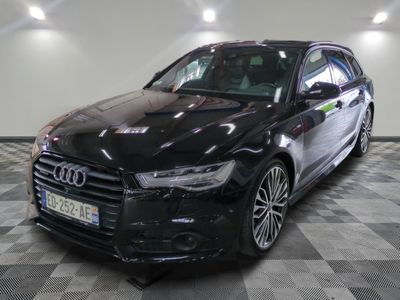 une image d'une voiture audi noire dans une salle d'exposition