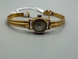 bracelet avec une montre dorée sur fond blanc