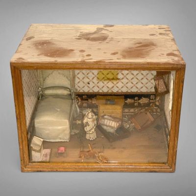 une petite boîte en bois contenant une petite voiture